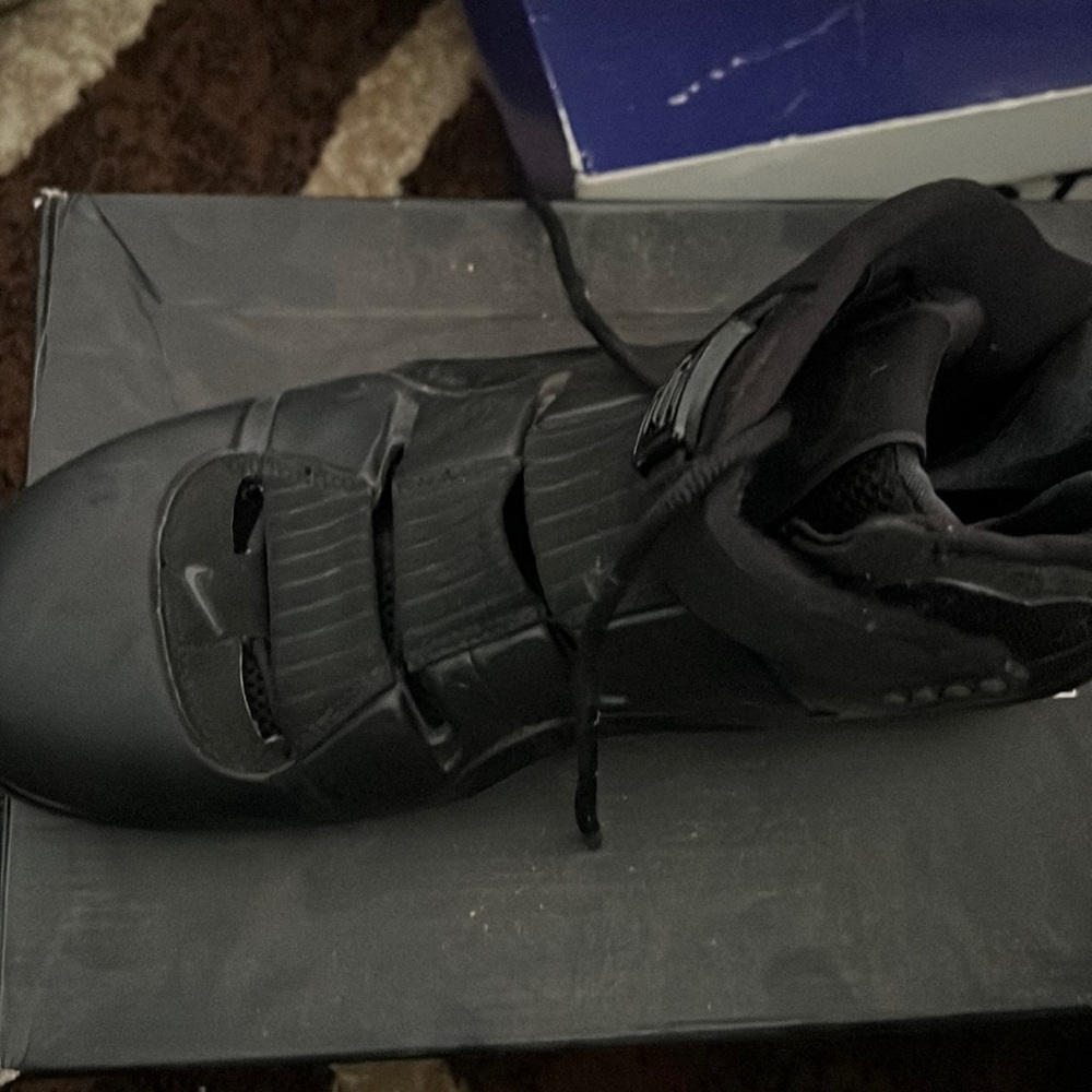 Nike lebron 4 east coast blackout// 10.5 // box and good condition